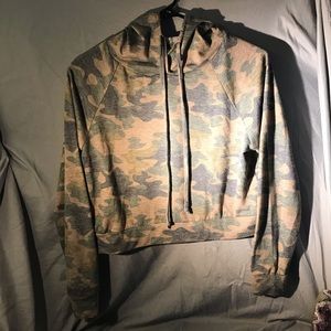 Camo crop top with a hood💚